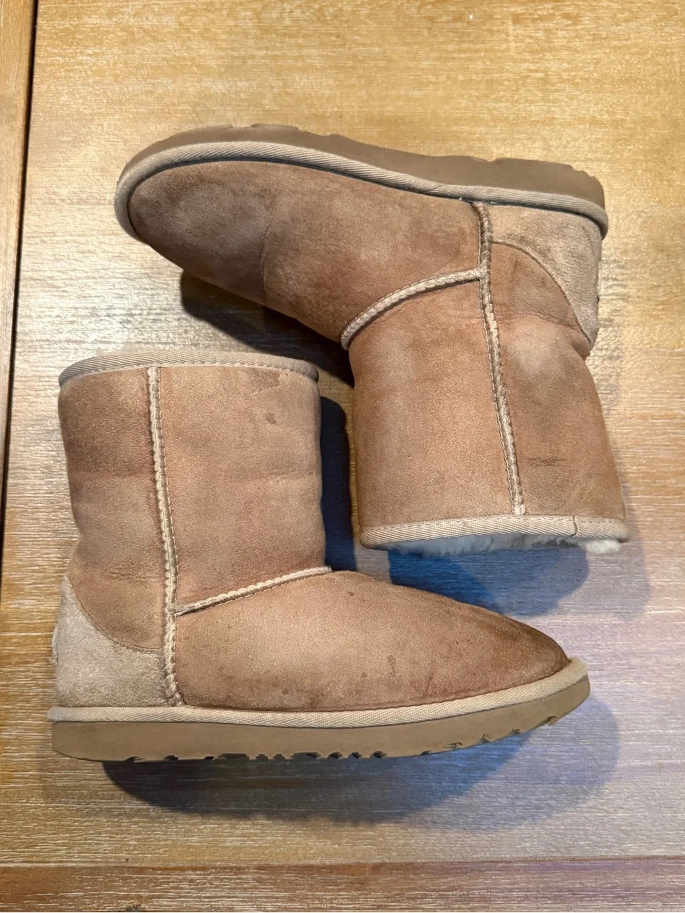 UGG Youth Classic Short Sheepskin Boot Beige Sz US 3 EU 35